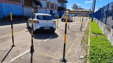 Carro fazendo baliza em um pátio para aulas de direção