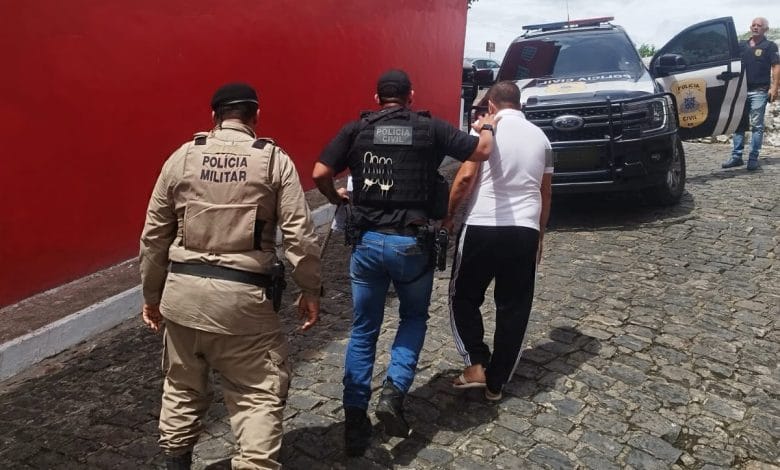 Cachoeira- homem sendo conduzido por policiais