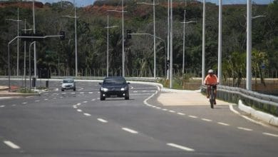 IPVA- Carro transitanto na rodovia