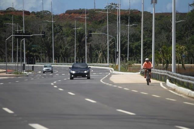 IPVA- Carro transitanto na rodovia