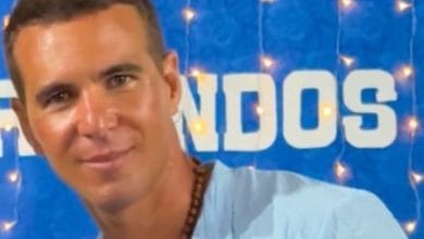 comerciante desaparecido usando uma blusa azul no fundo azul