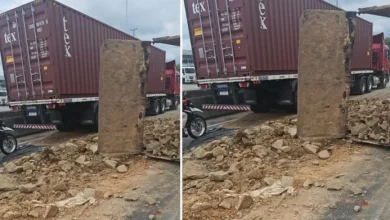 Caminhão com rejeito de minério tomba na BR-324 e interdita pista em Salvador